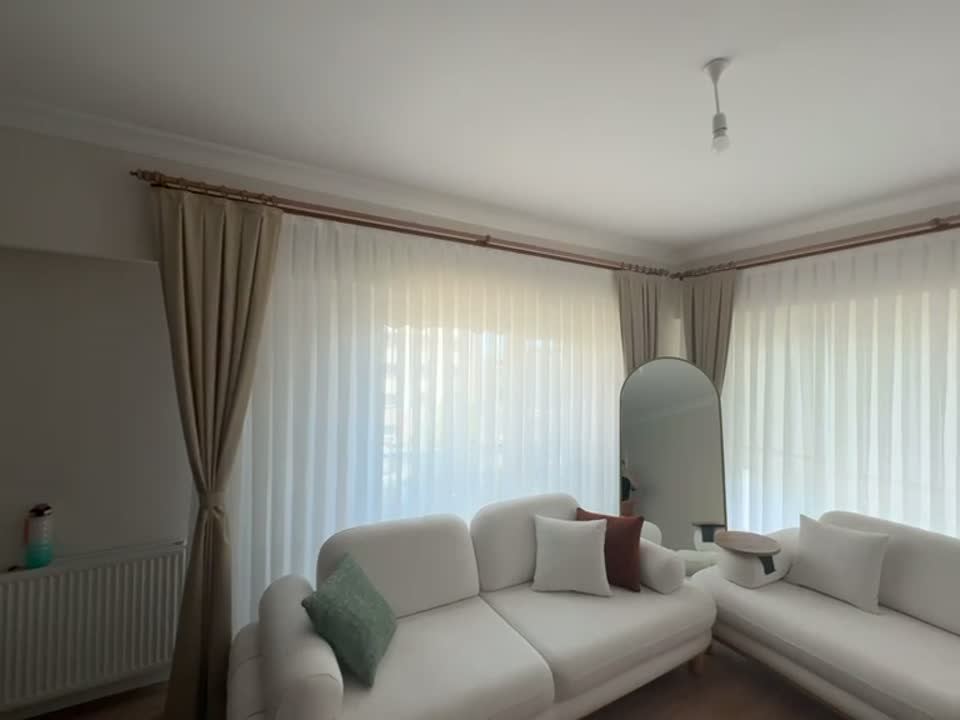 Klasik salonda tül perde ve koltuk takımı