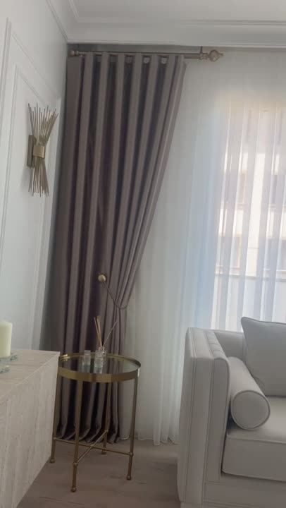 Salon köşesinde fon perde ve tül perde